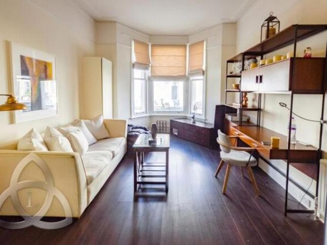 Apartment for rent in Cat Hill, England