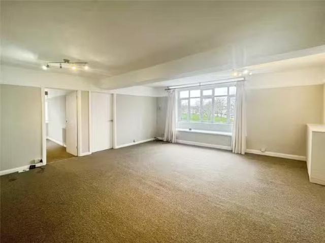 Apartment for rent in Blackhills, Surrey