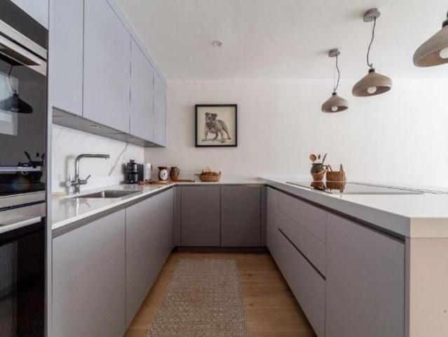 Apartment for rent in Cat Hill, England