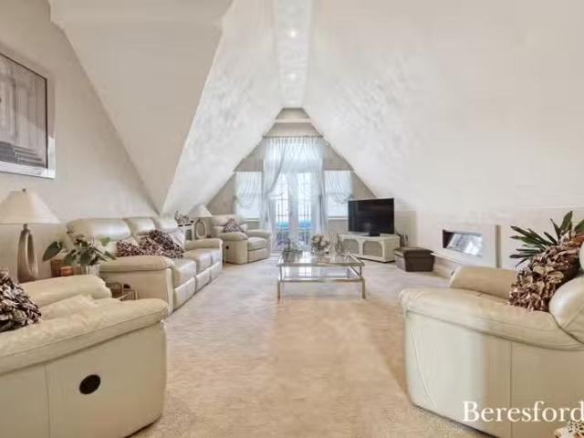 Apartment for rent in The Galleries, Navestock Side