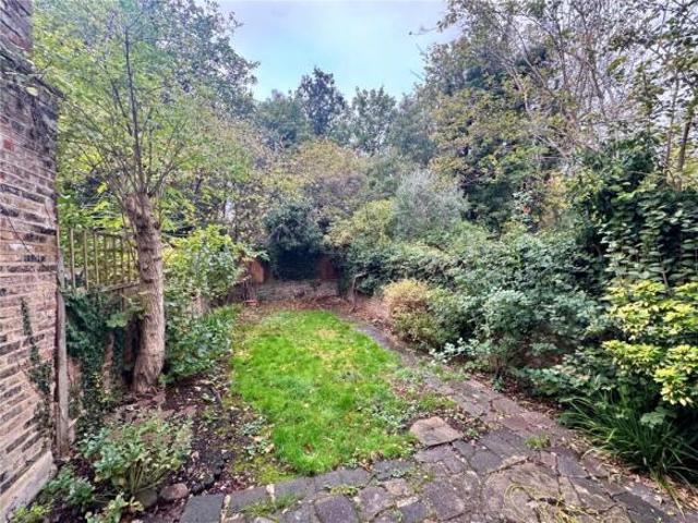 Apartment for rent in Cat Hill, England