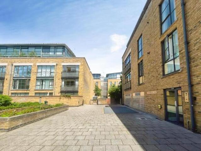 Apartment for rent in Brentford End, Greater London