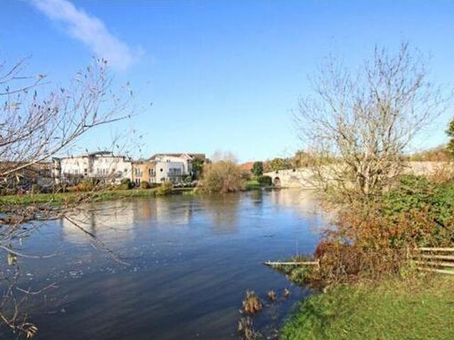 House for rent in Row Town, Surrey
