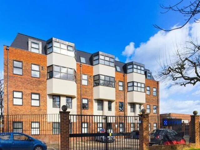 House for rent in Row Town, Surrey