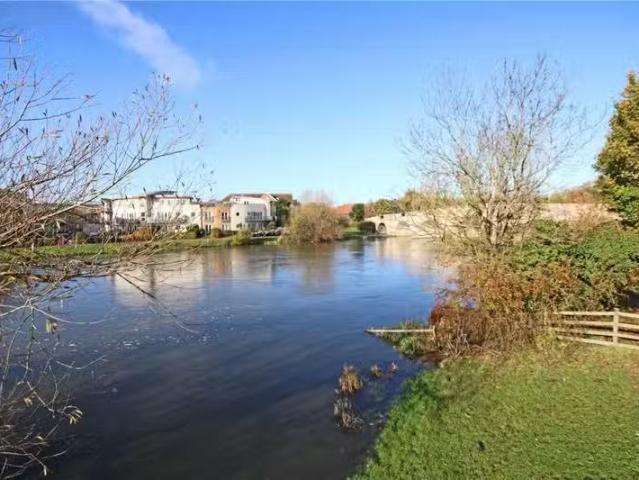 Apartment for rent in Row Town, Surrey