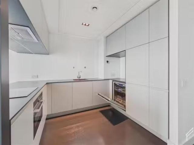 Apartment for rent in Poplar Grove, Greater London