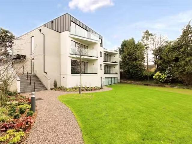 Apartment for rent in Woodloes Park, Green Close