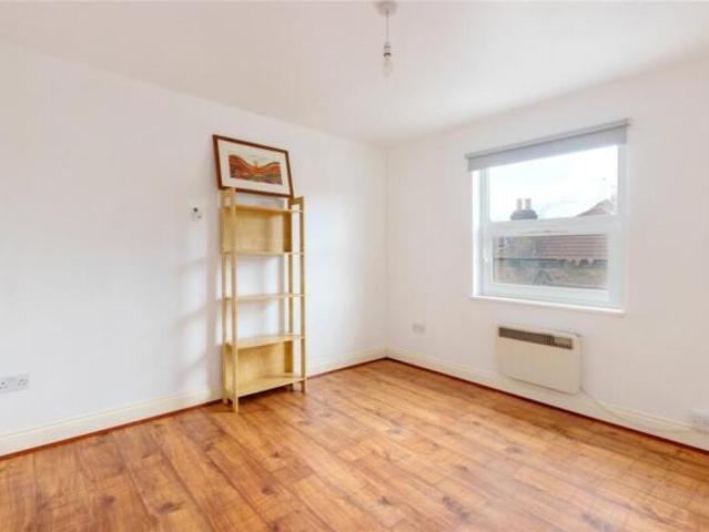 Apartment for rent in Furzedown, Greater London