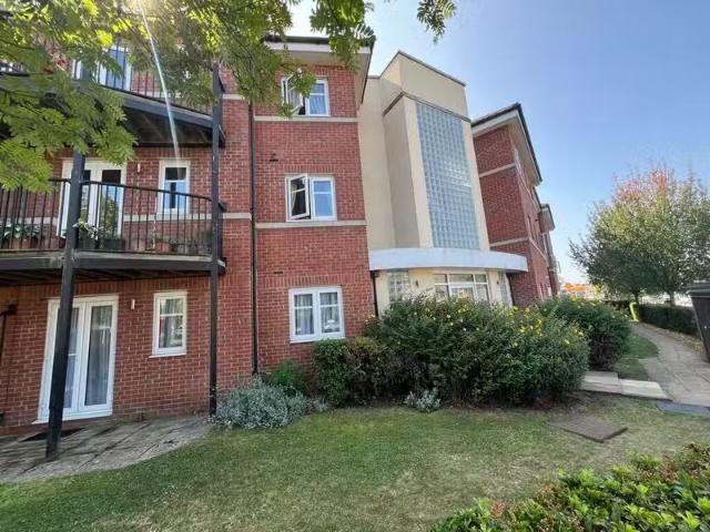 Apartment for rent in Elm Park, Greater London