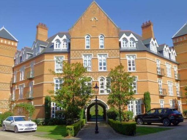 House for rent in Row Town, Surrey