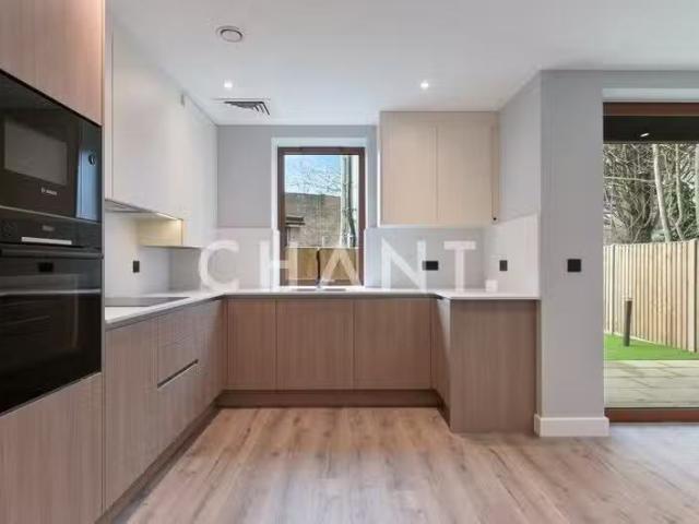 Apartment for rent in Hatch End, Greater London