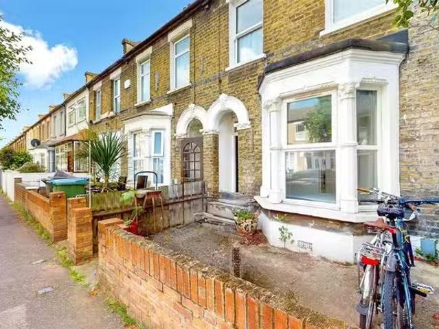 Apartment for rent in Cann Hall, Greater London