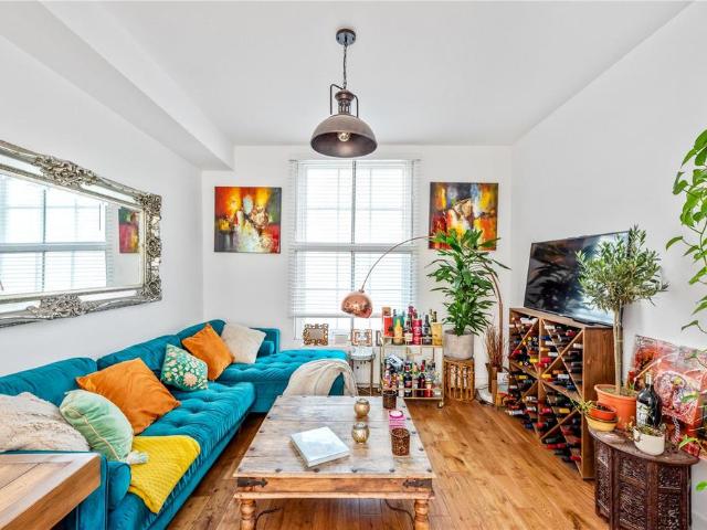 Flat for sale in Islington, Greater London