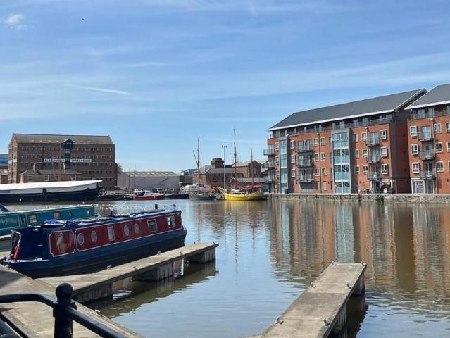 Flat for sale in Oxleaze, Gloucester