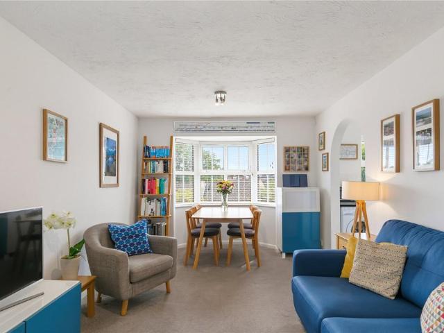 Flat for sale in London Borough of Wandsworth, Greater London