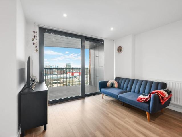 Flat for sale in Bromley-by-Bow, Bow