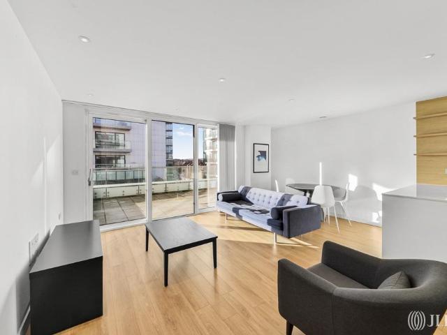 Flat for sale in Woodberry Down, Stamford Hill