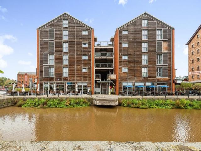Flat for sale in Gloucester, Gloucestershire