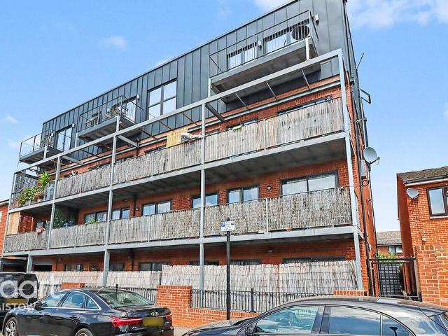 Flat for sale in Plaistow, Greater London