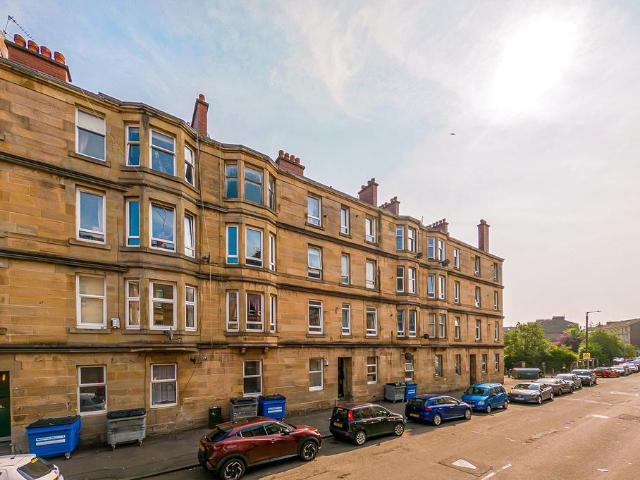 Flat for sale in Strathbungo, Scotland