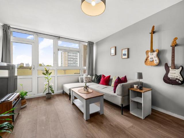 Flat for sale in Ratcliffe, Greater London