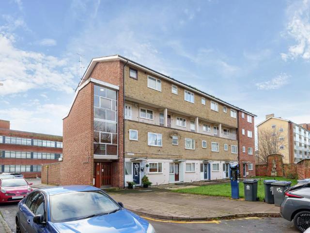 Flat for sale in Gloucester, Gloucestershire