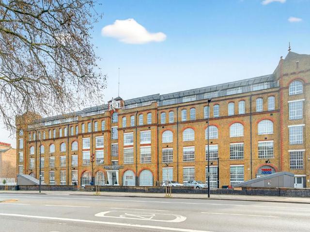 Flat for sale in Stockwell, Greater London