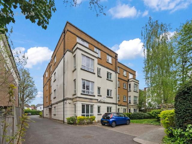 Flat for sale in Wallington, Greater London