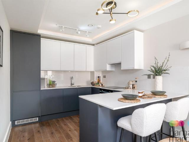Flat for sale in Shepherd's Bush, Greater London