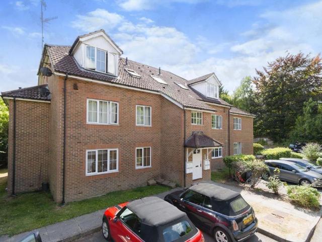 Flat for sale in Hillview, Surrey