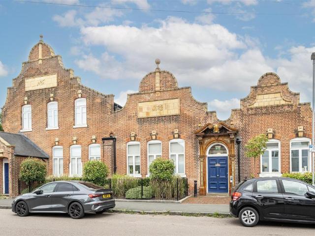 Flat for sale in St Albans, Five Acres