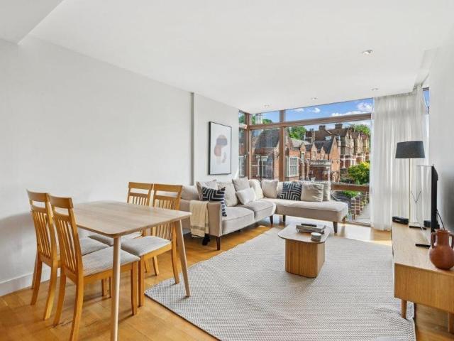Flat for sale in West Hampstead, Greater London