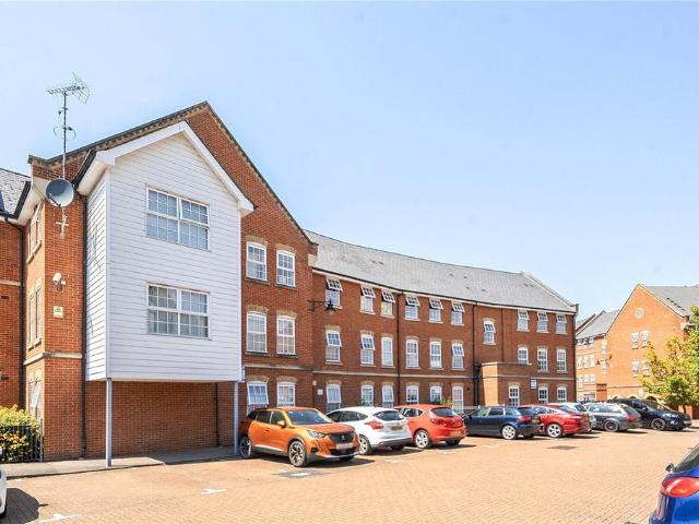 Flat for sale in Walton, Aylesbury
