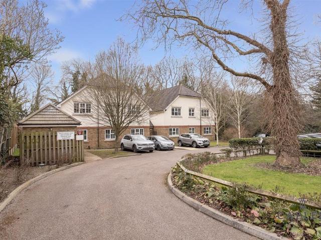 Flat for sale in Chigwell, Epping
