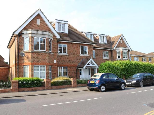 Flat for sale in Woking, Surrey