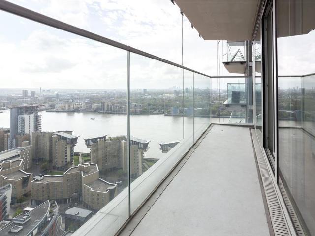 Flat for sale in Canary Wharf, Greater London