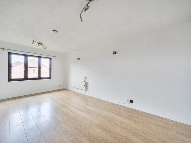 Flat for sale in London Borough of Merton, Mitcham