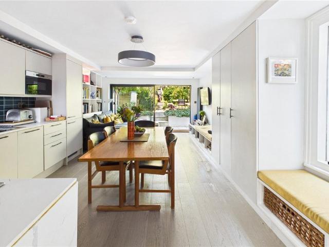 Flat for sale in Streatham, Greater London
