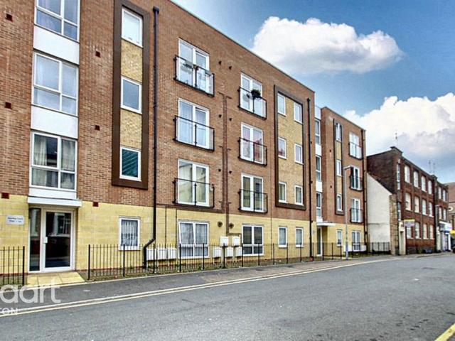 Flat for sale in Spring Park, Luton