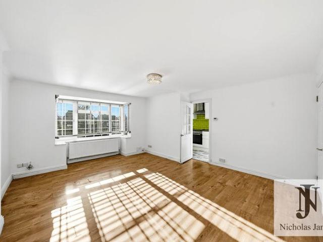 Flat for sale in Potters Bar, Hertfordshire