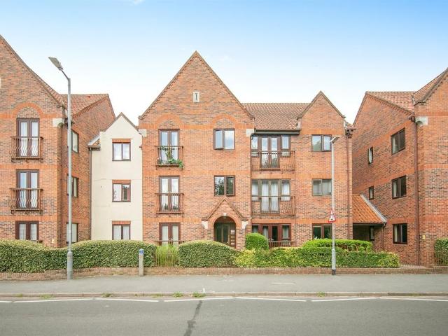 Flat for sale in Highwoods, Colchester