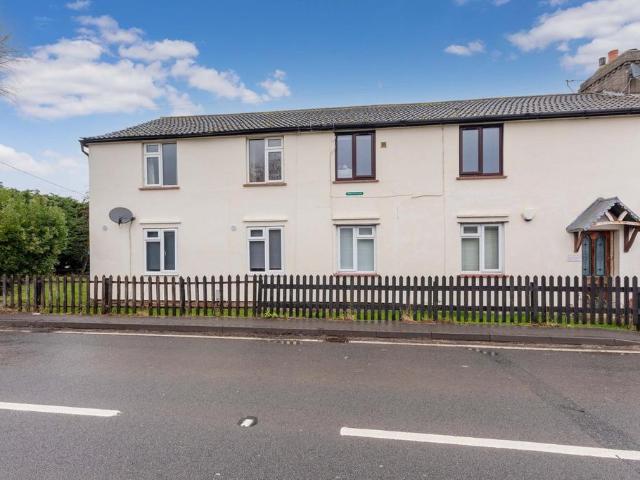 Flat for sale in Maidenhead, Forest Green