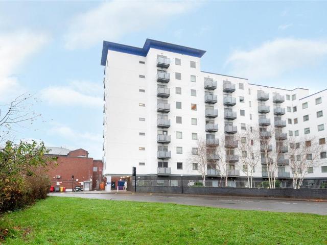 Flat for sale in London Borough of Hounslow, Greater London