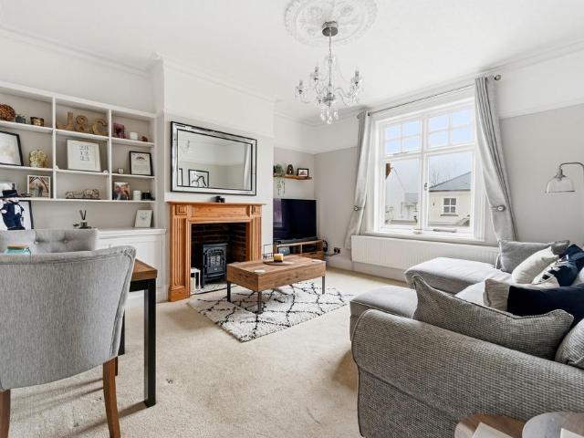 Flat for sale in Woodcote, Epsom