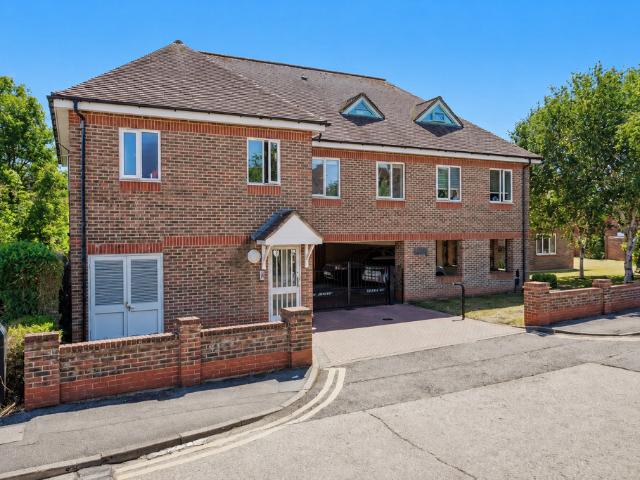 Flat for sale in Lunnon, Buckinghamshire