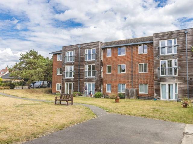 Flat for sale in Wexham Court, Slough