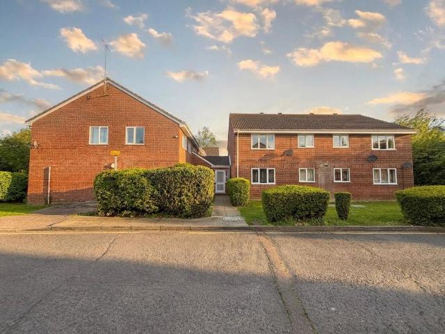 Flat for sale in Grays, Essex