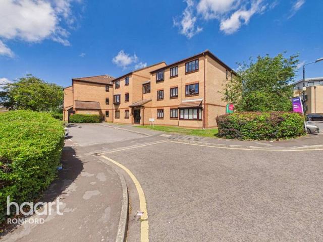 Flat for sale in Gidea Park, Greater London