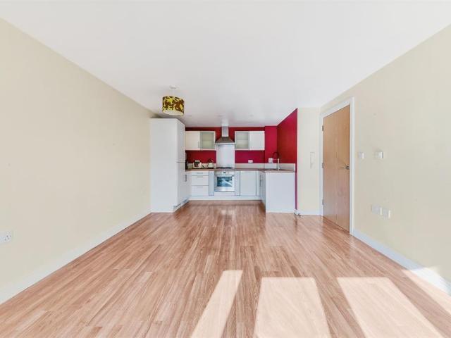 Flat for sale in Red Hill, Surrey