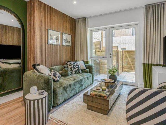 Flat for sale in Strawberry Hill, Greater London